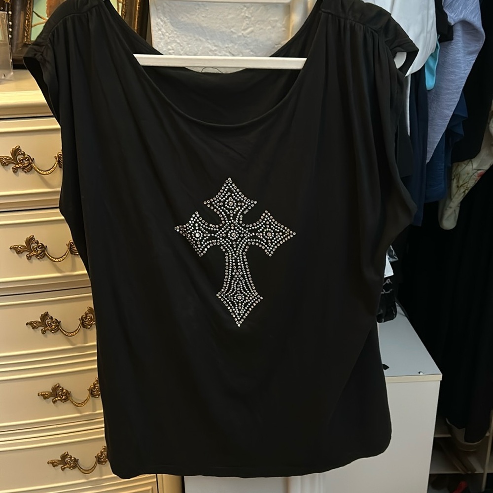 Gorgeous tshirt with pleated shoulders and rhinestone and cross details.